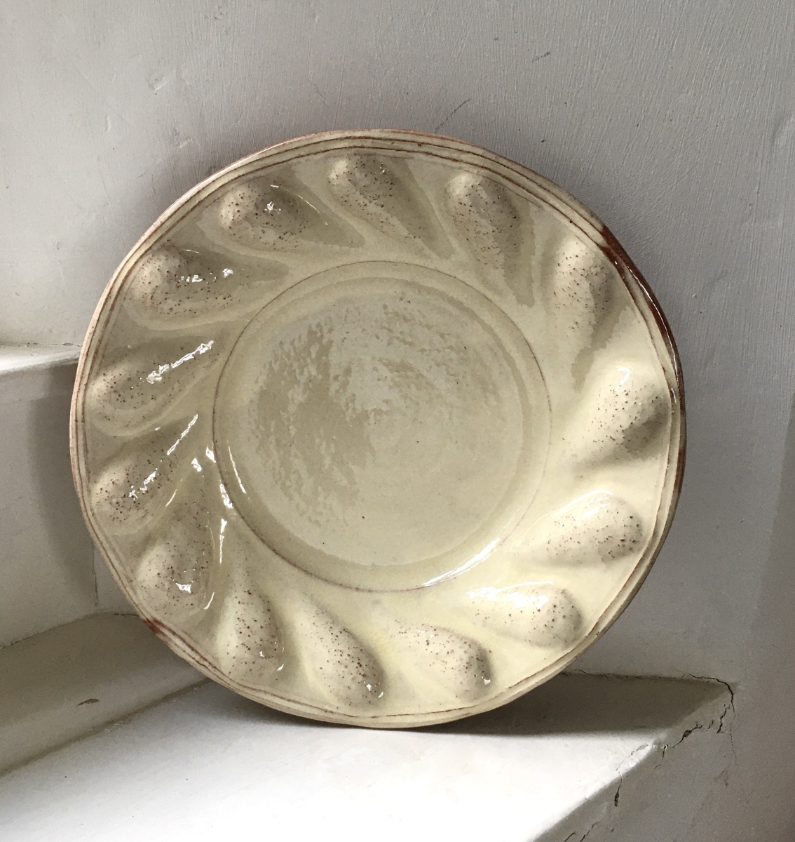 Scalloped plate