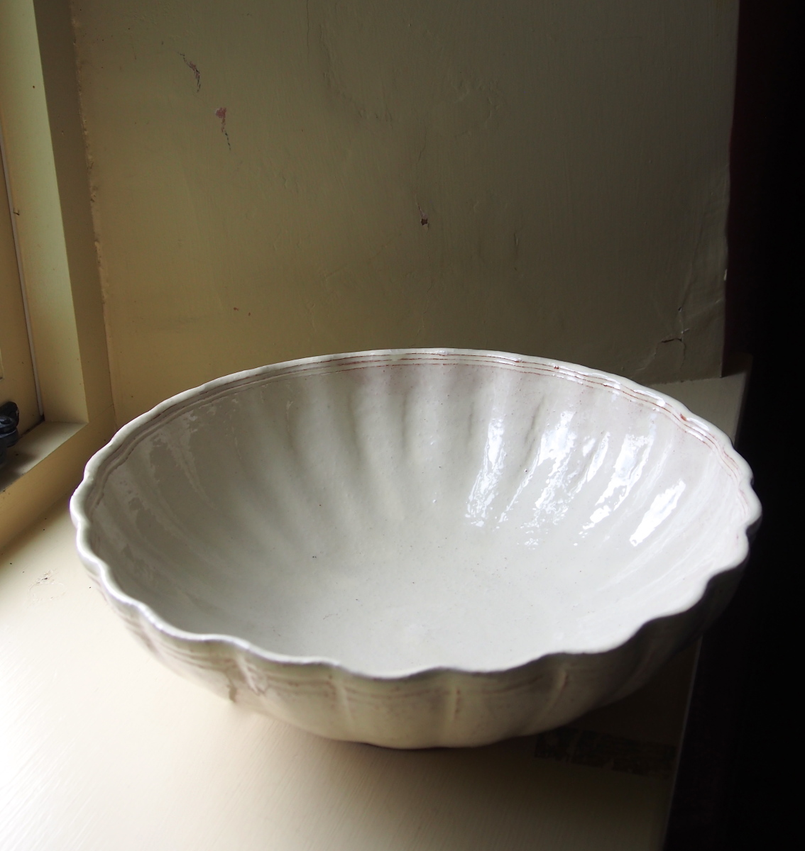 Large scalloped bowl