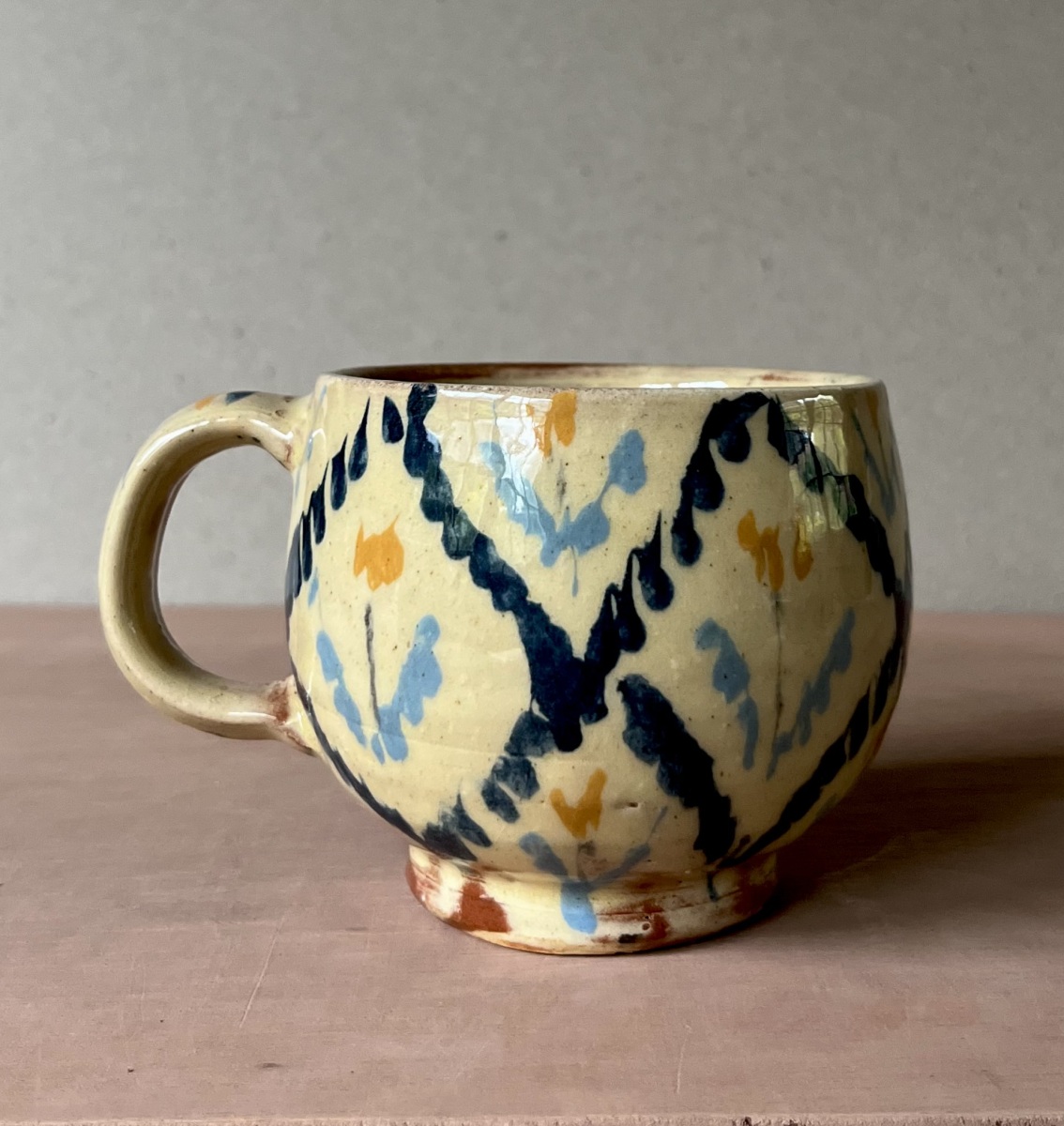 Rounded coffee cup with tulip decoration